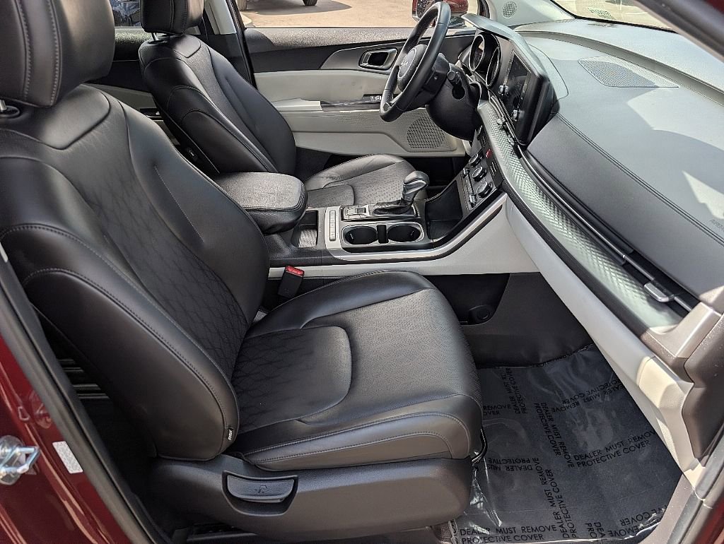 Used 2024 Kia Carnival LX FWD image 17