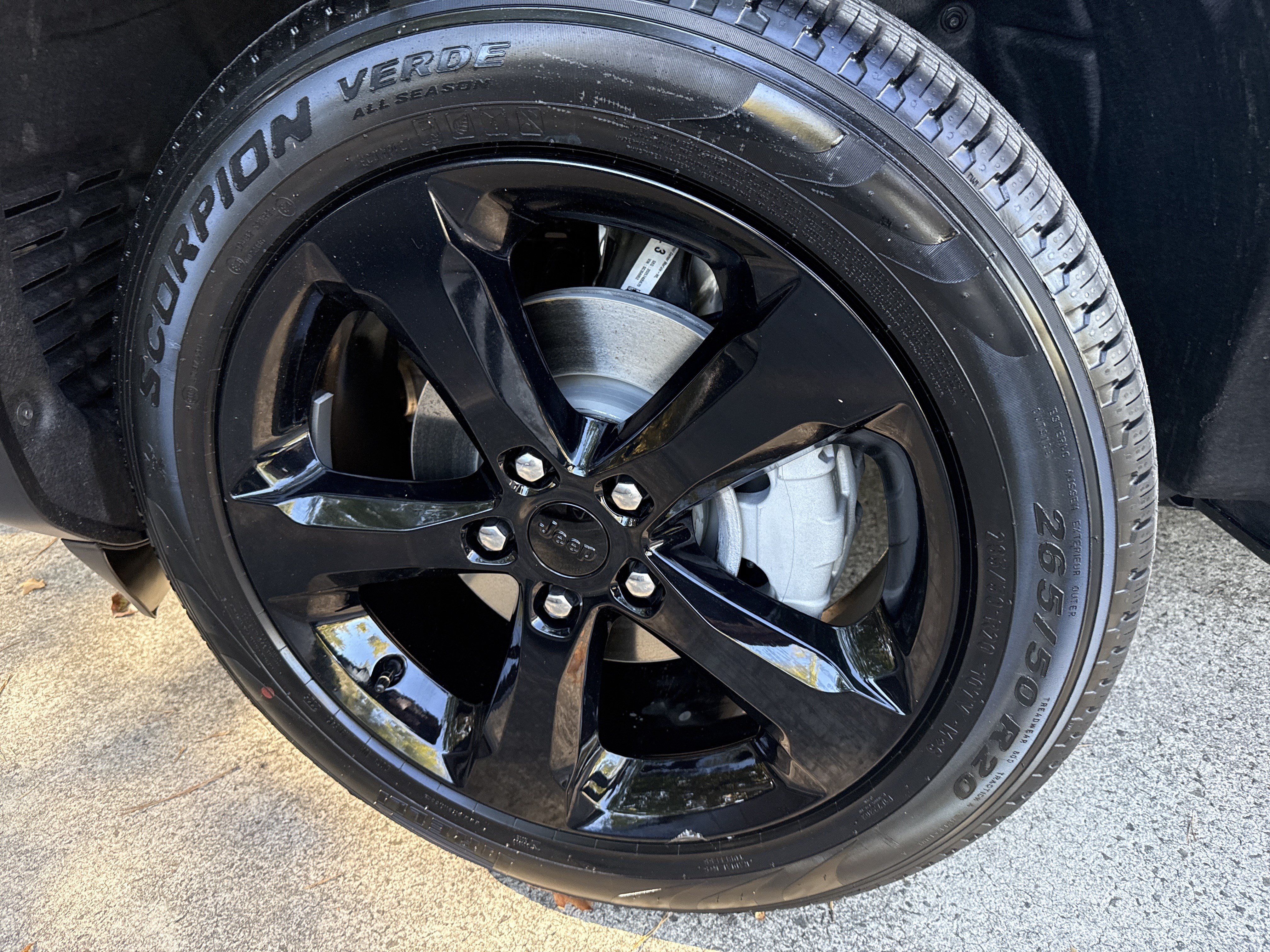 New 2025 Jeep Grand Cherokee Limited w/ Black Appearance Package RWD image 10