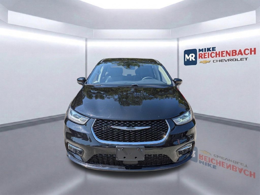 Used 2024 Chrysler Pacifica Touring-L FWD image 9