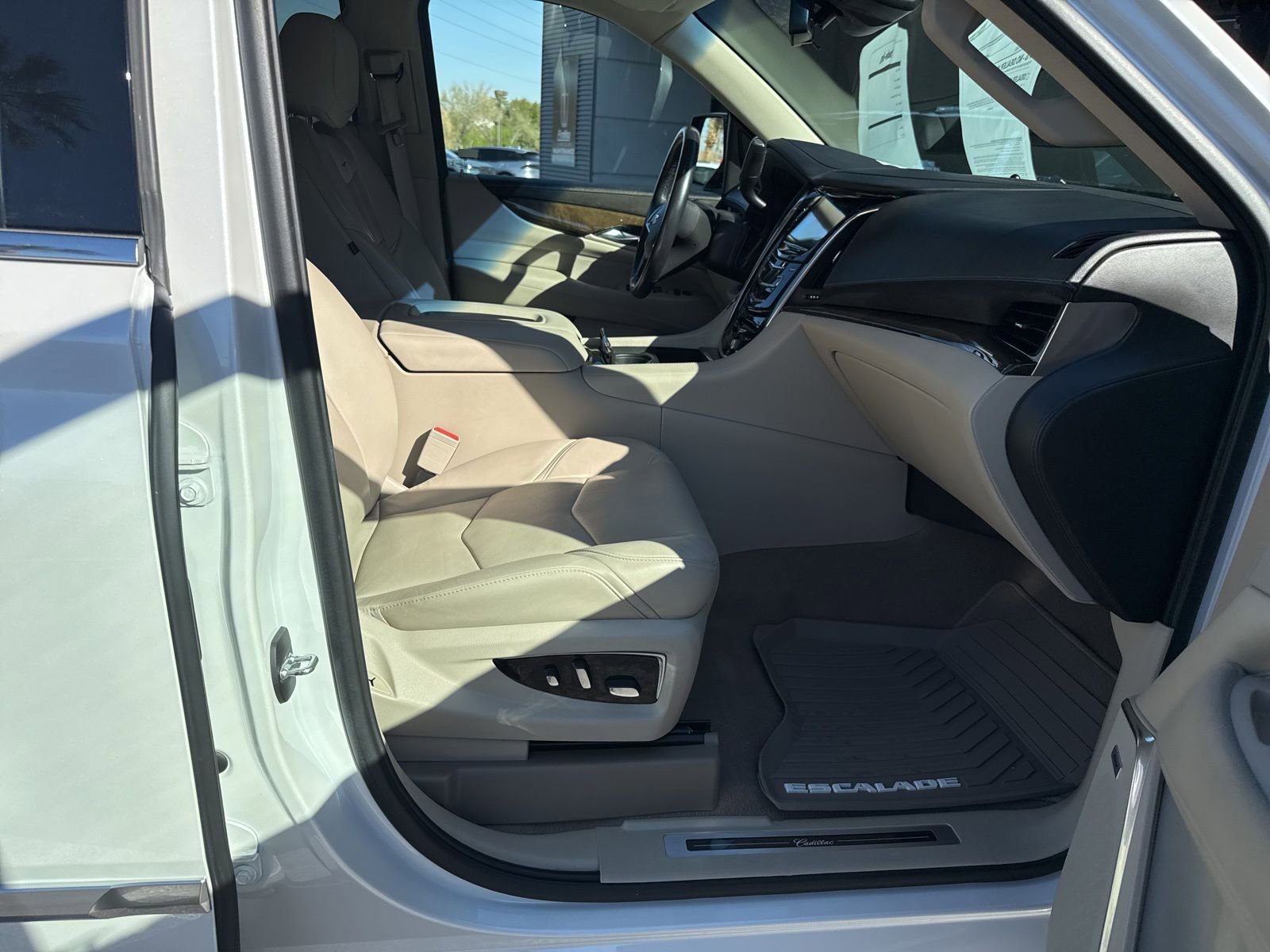 Used 2019 Cadillac Escalade Luxury w/ LPO, Radiant Package image 13