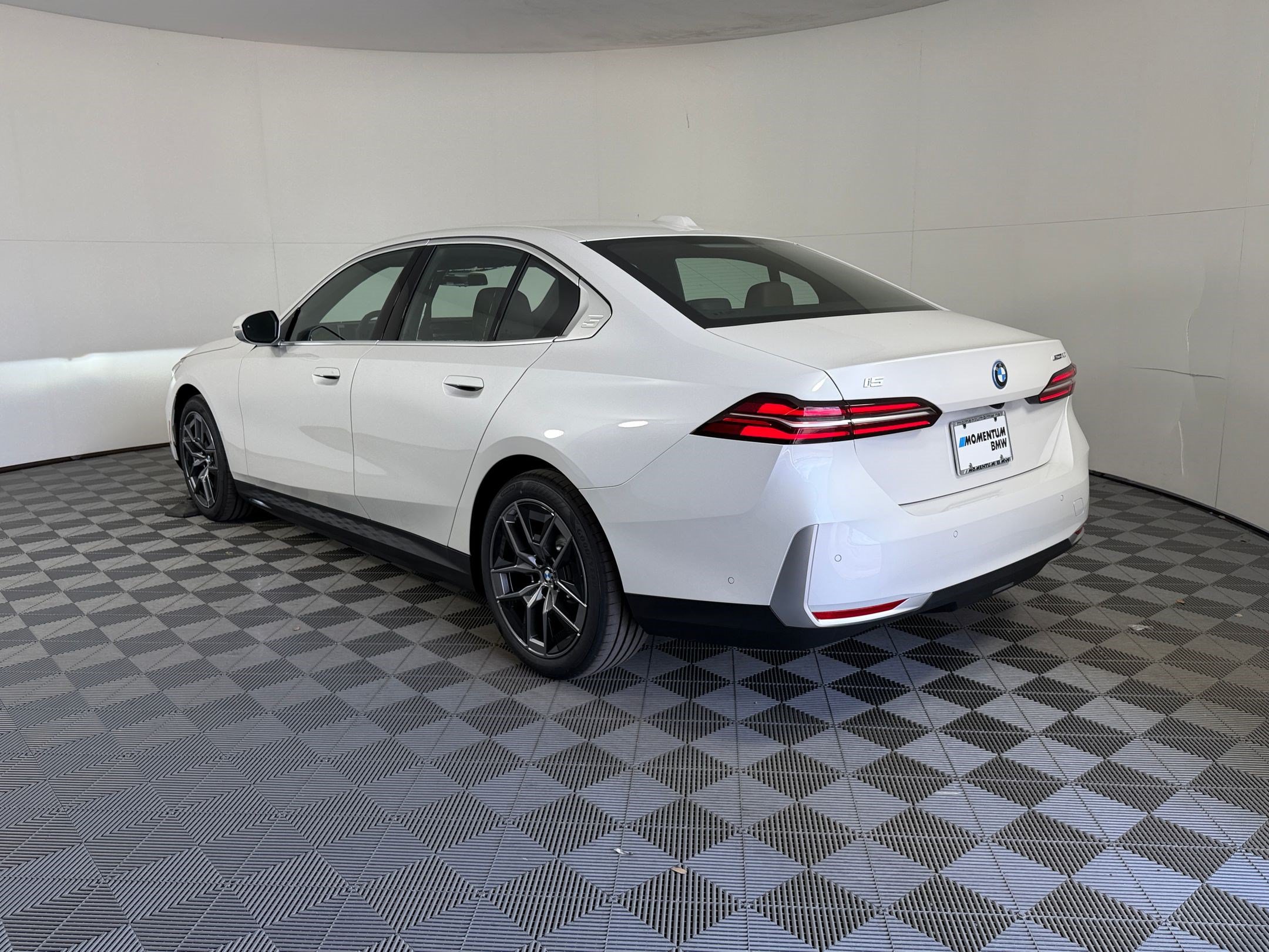Used 2027 BMW i5 eDrive40 w/ Convenience Package RWD image 3