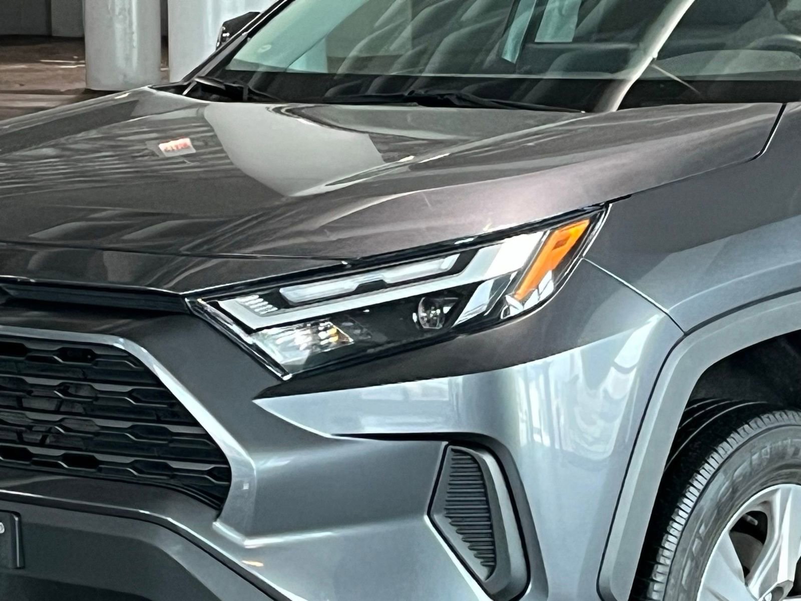 Used 2022 Toyota RAV4 XLE w/ Convenience Package AWD/4WD image 4