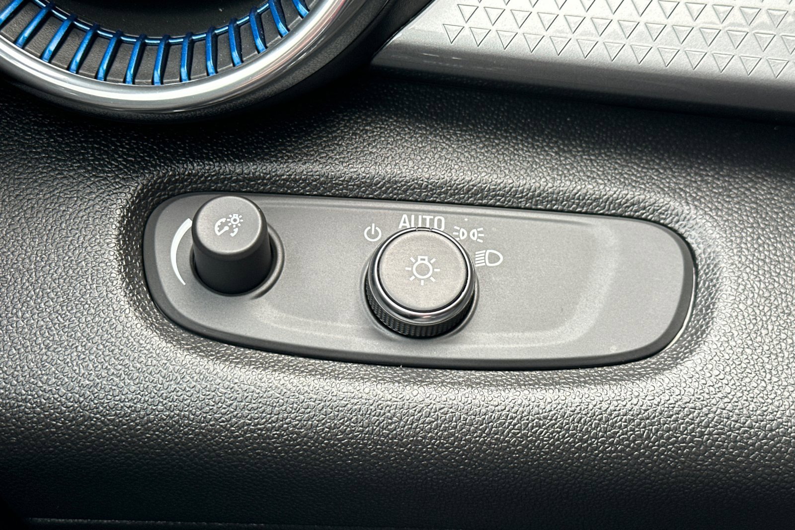 Used 2025 Chevrolet Trax LT w/ Driver Confidence Package image 35