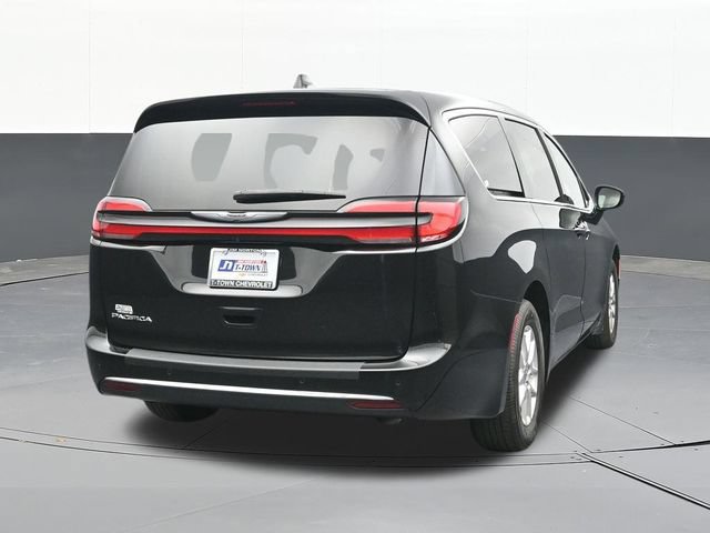 Used 2024 Chrysler Pacifica Touring FWD image 12