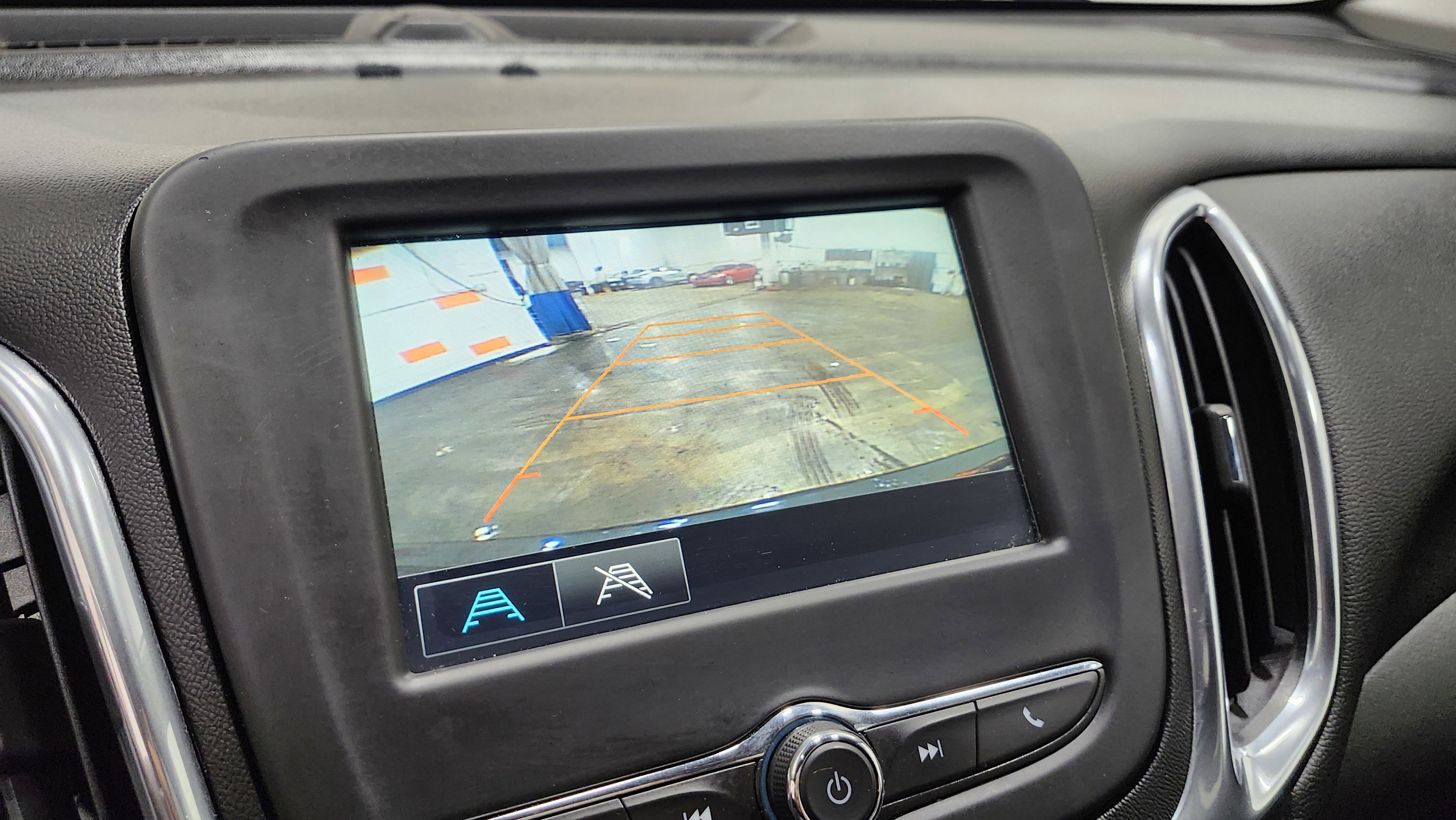 Used 2018 Chevrolet Equinox LT image 2