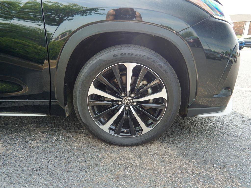 Used 2021 Toyota Highlander XSE FWD image 12