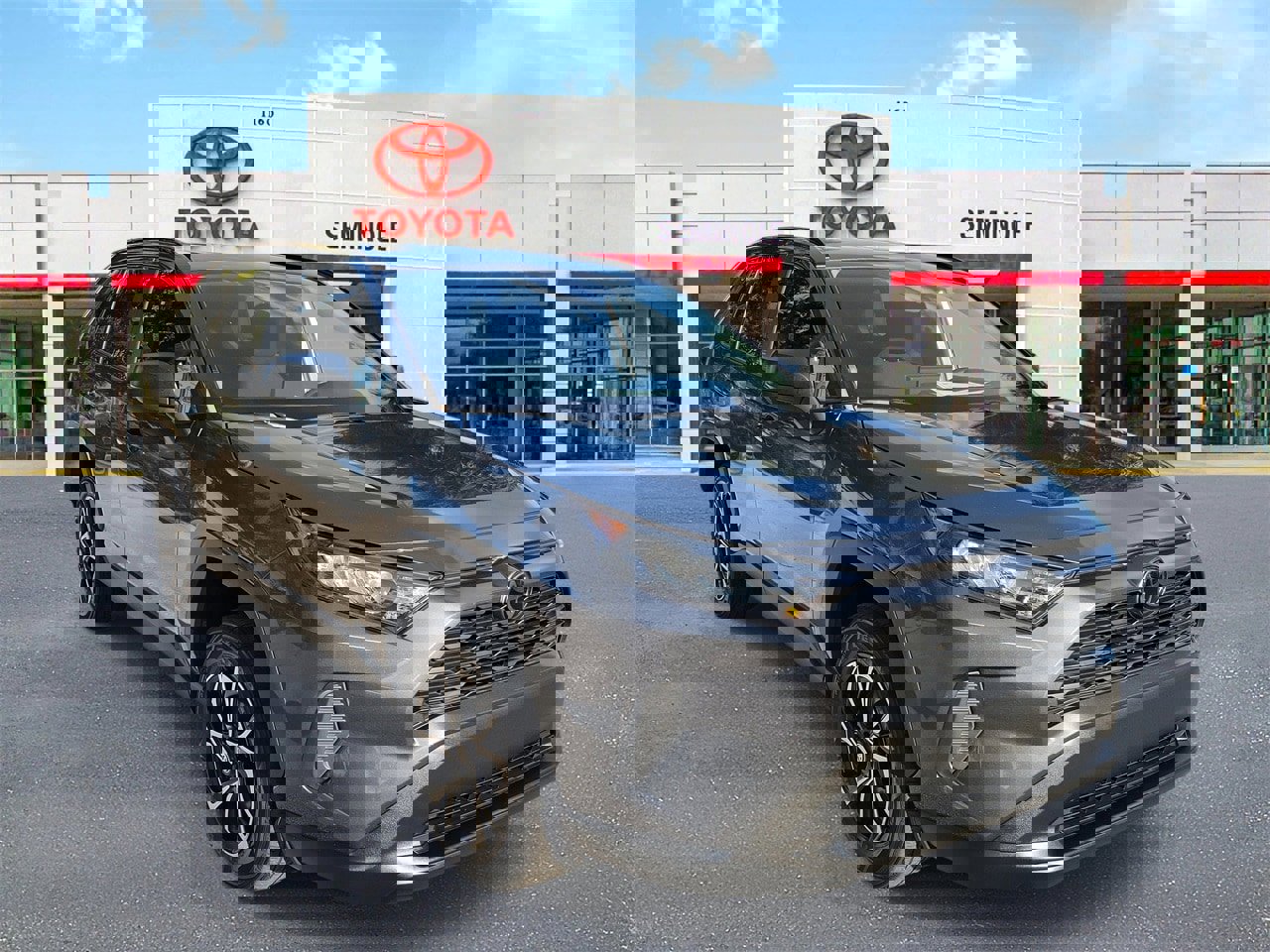 Used 2021 Toyota RAV4 LE image 2