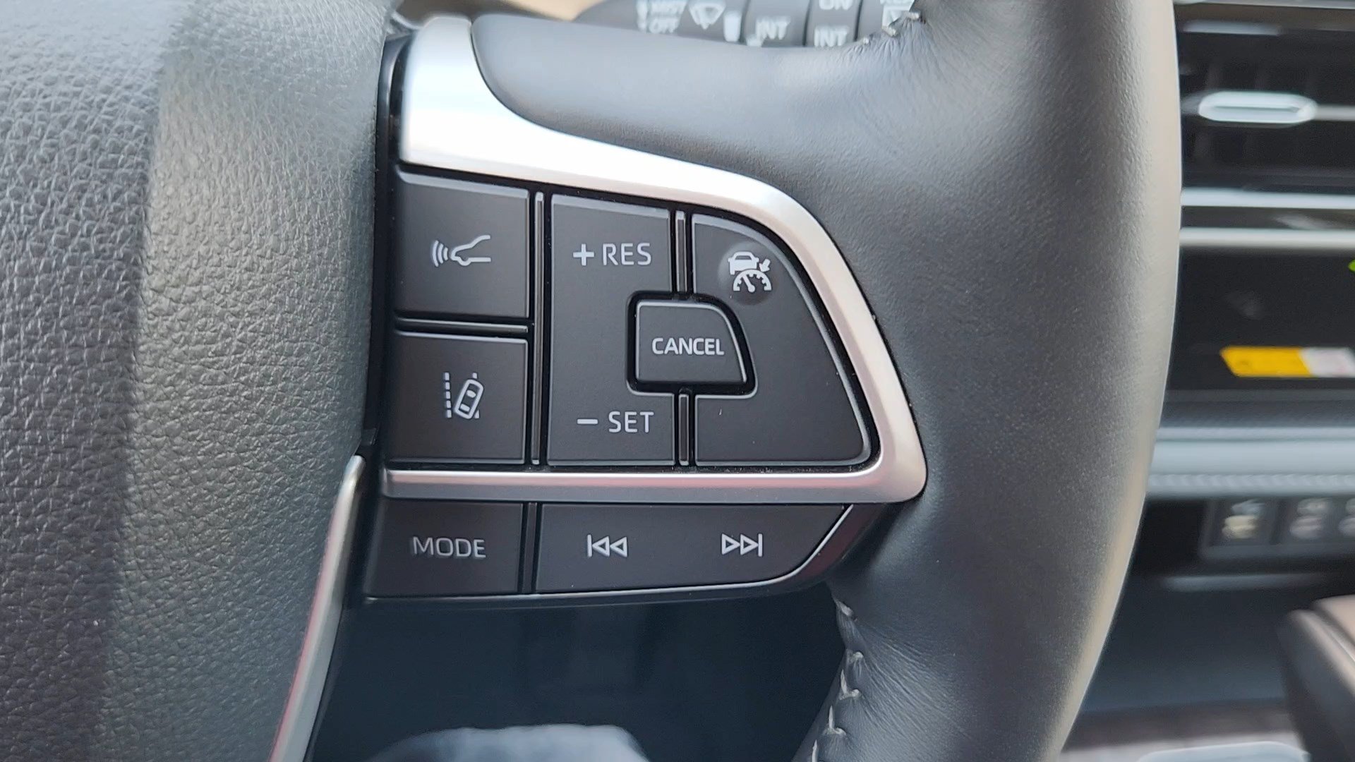 Used 2025 Toyota Highlander Limited AWD/4WD image 13