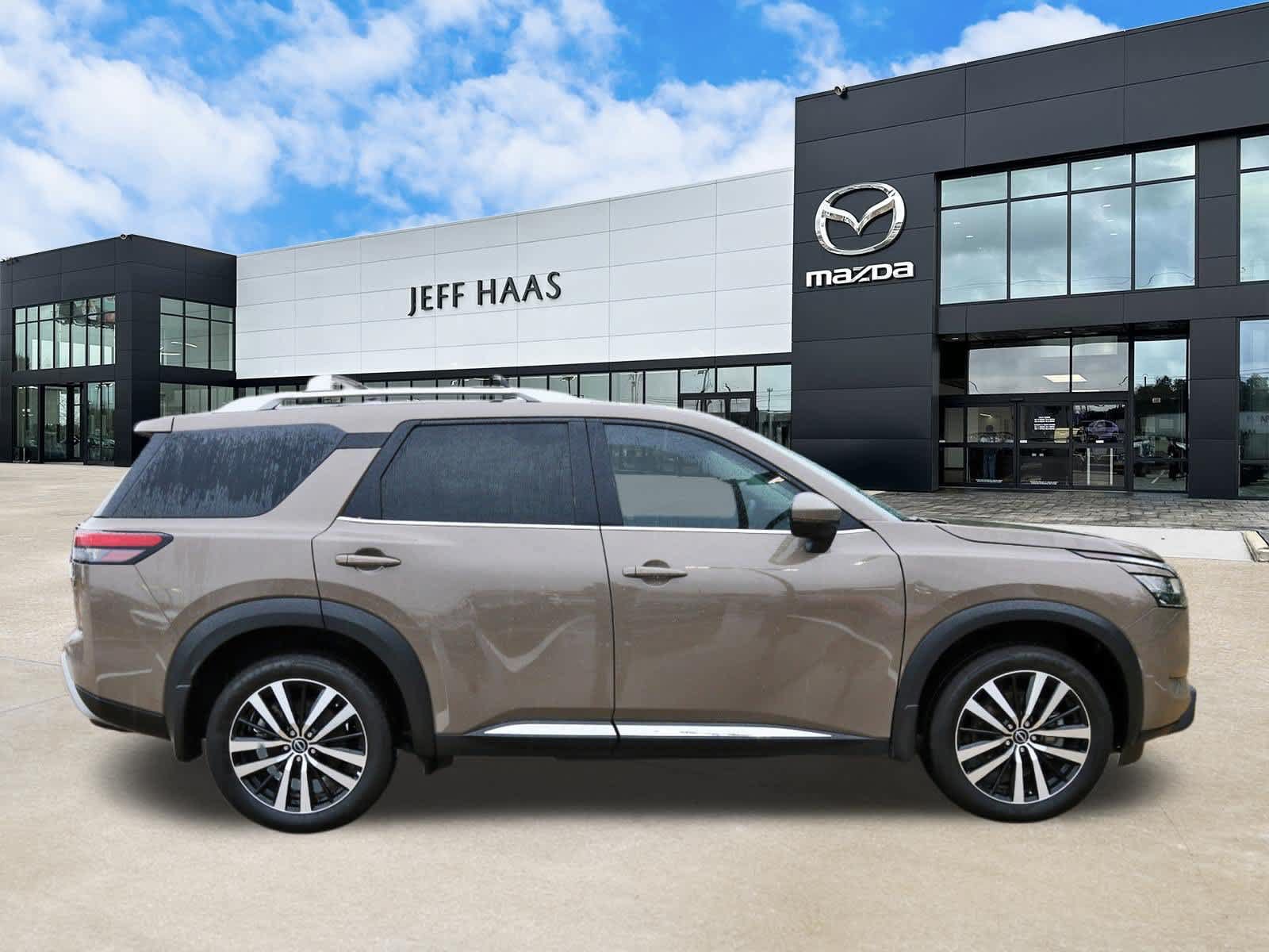 Used 2024 Nissan Pathfinder Platinum FWD image 5