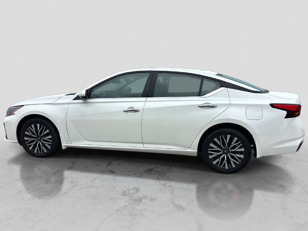 Used 2024 Nissan Altima 2.5 SV w/ SV Premium Package AWD/4WD image 2