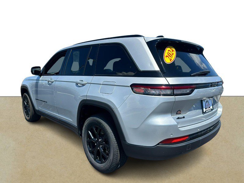 Used 2024 Jeep Grand Cherokee Altitude AWD/4WD image 8