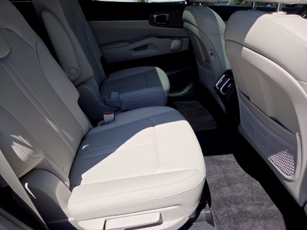 Used 2023 Kia Sorento EX w/ Panoramic Sunroof Package FWD image 18