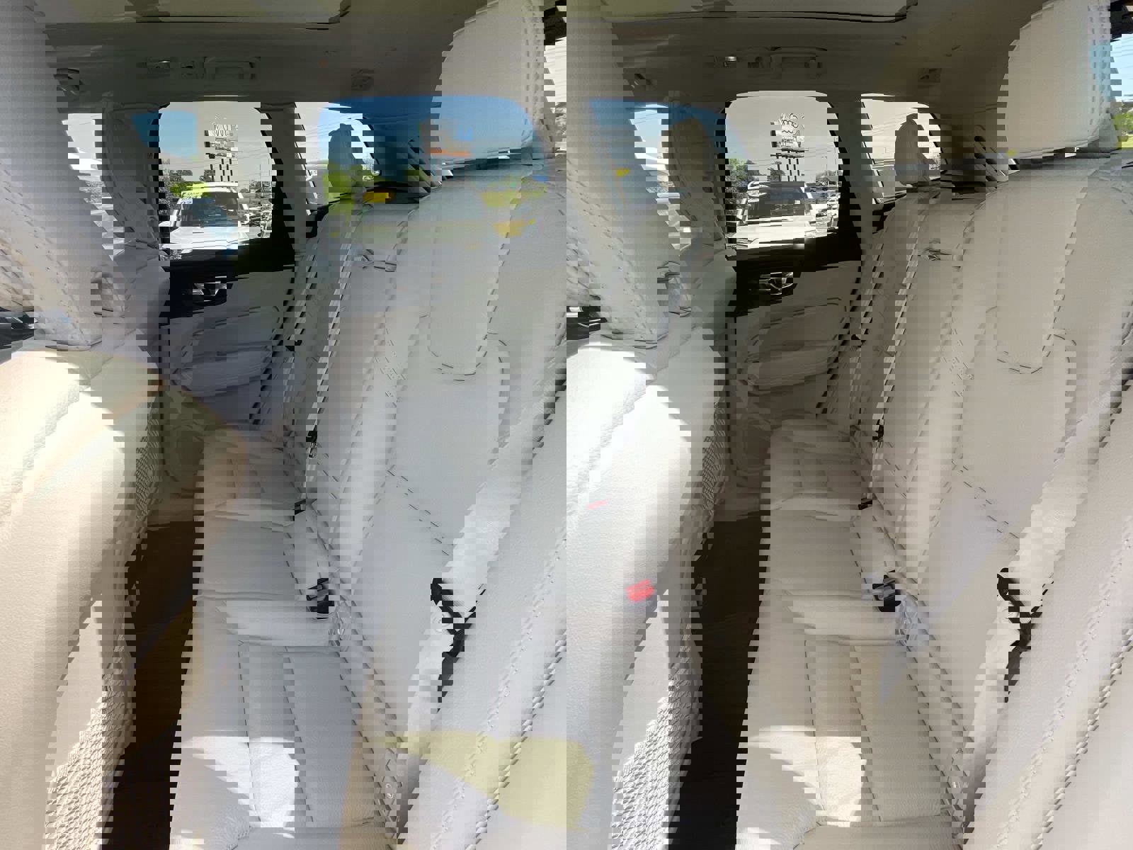 Used 2023 Volvo XC60 B5 Plus w/ Climate Package AWD/4WD image 12