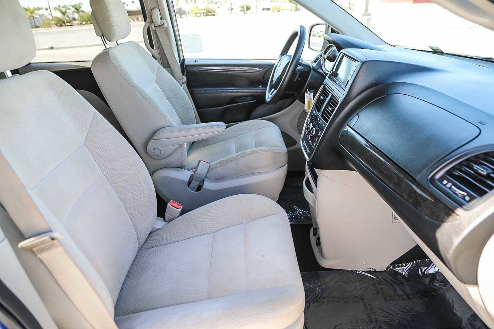 Used 2019 Dodge Grand Caravan SE w/ UConnect Hands-Free Group image 17