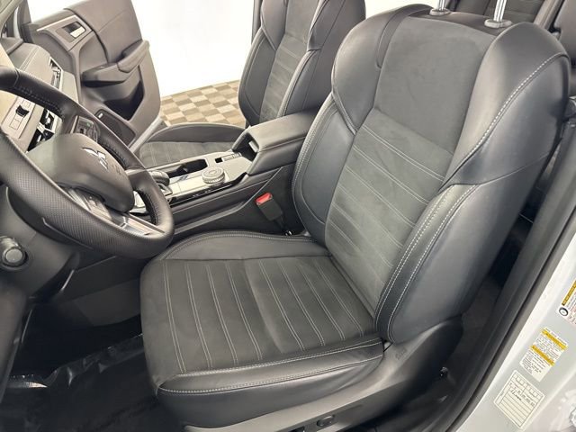 Used 2025 Mitsubishi Outlander SE image 20