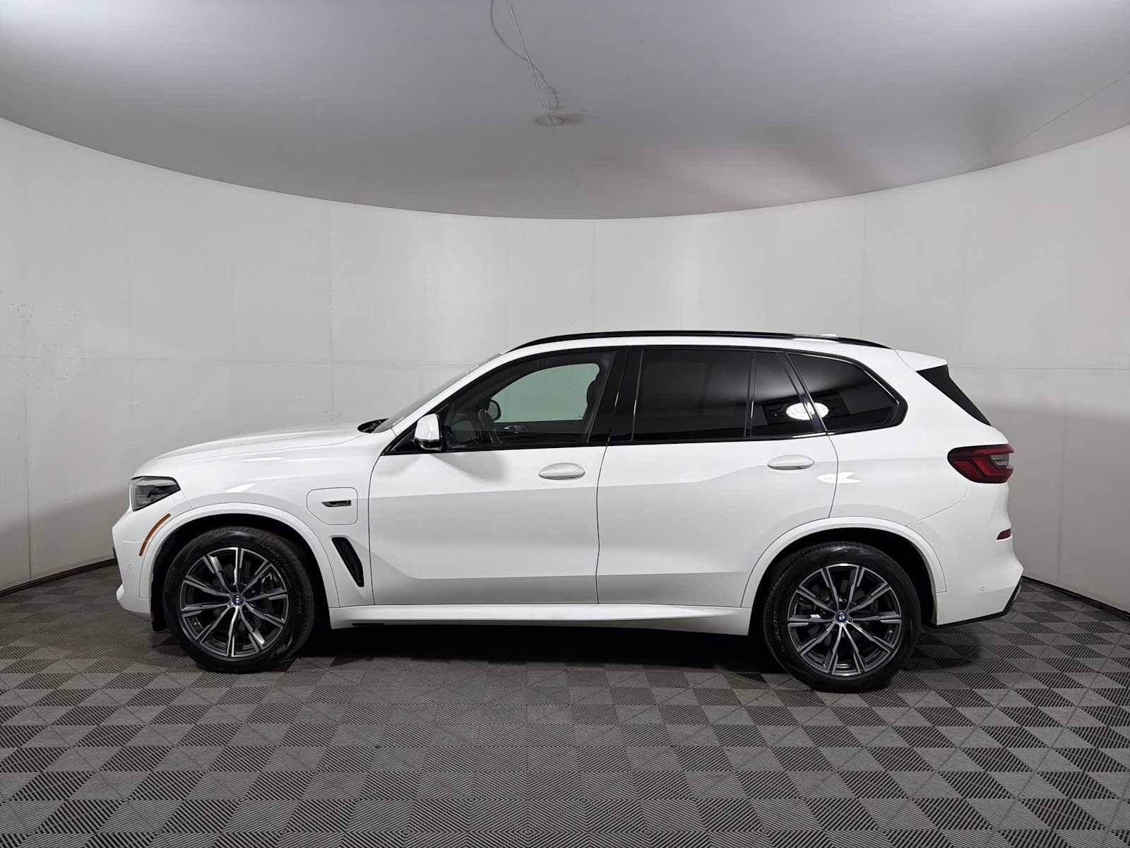Used 2023 BMW X5 xDrive45e w/ M Sport Package AWD/4WD image 4