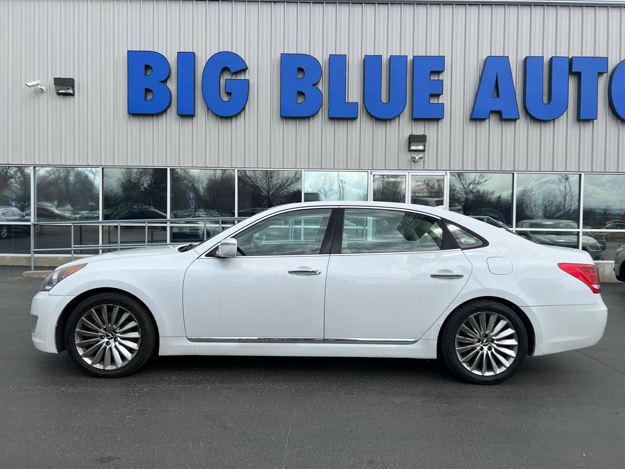 Used 2014 Hyundai Equus Signature RWD image 2