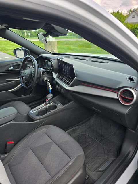 Used 2024 Chevrolet Trax RS w/ Sunroof Package FWD image 35