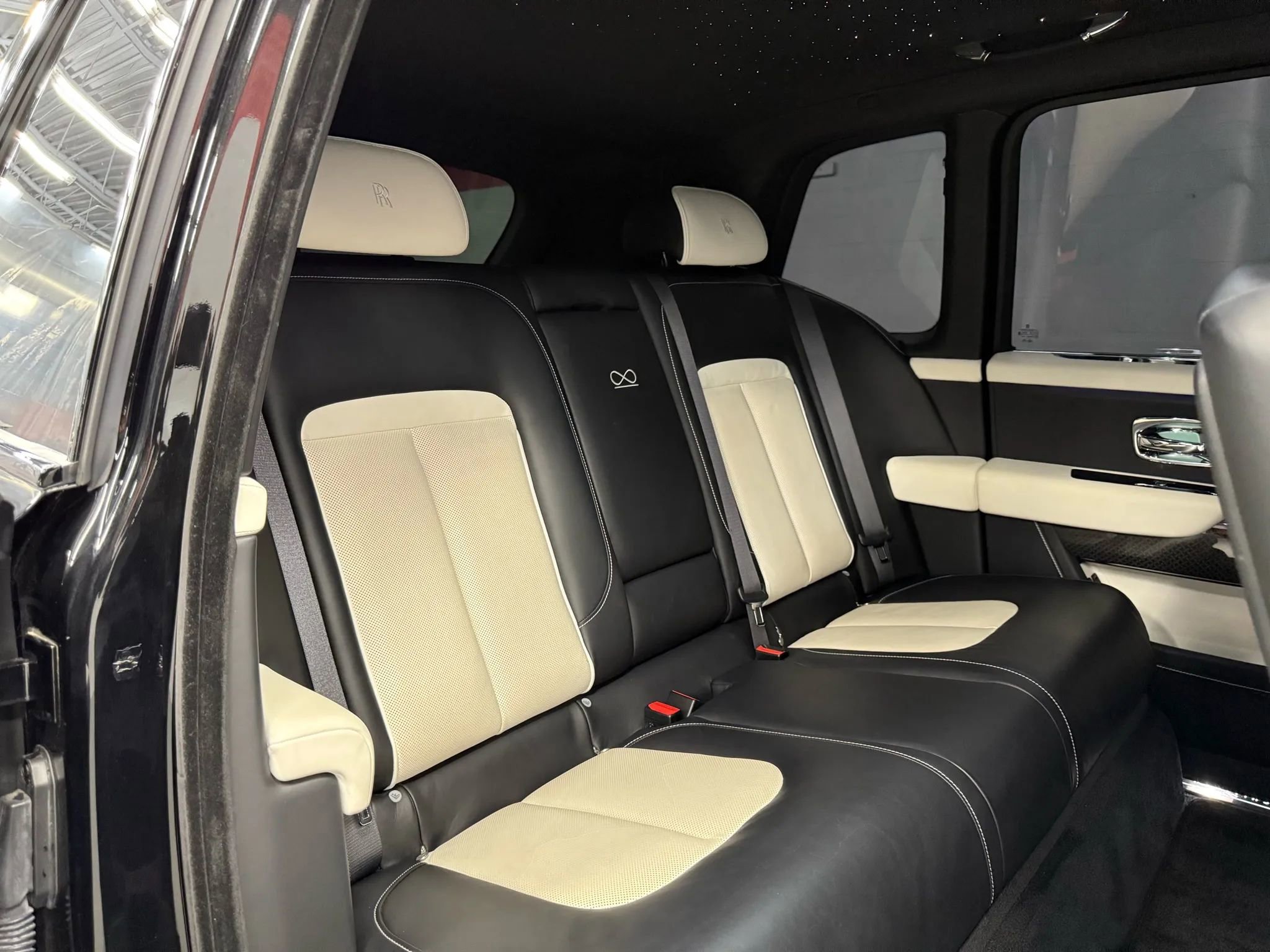 Used 2022 Rolls-Royce Cullinan Black Badge w/ Dark Exterior Package image 56