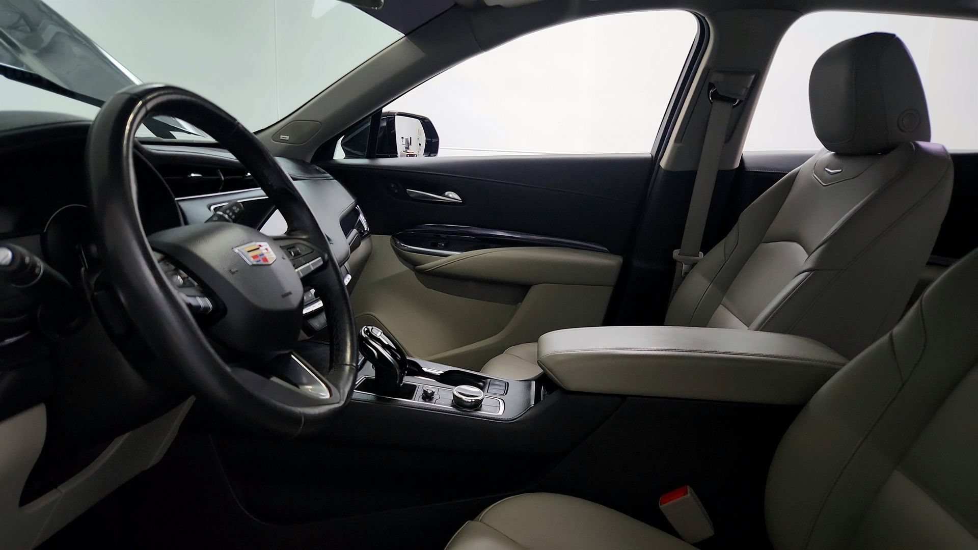 Certified 2023 Cadillac XT4 Luxury w/ Cold Weather Package FWD image 17