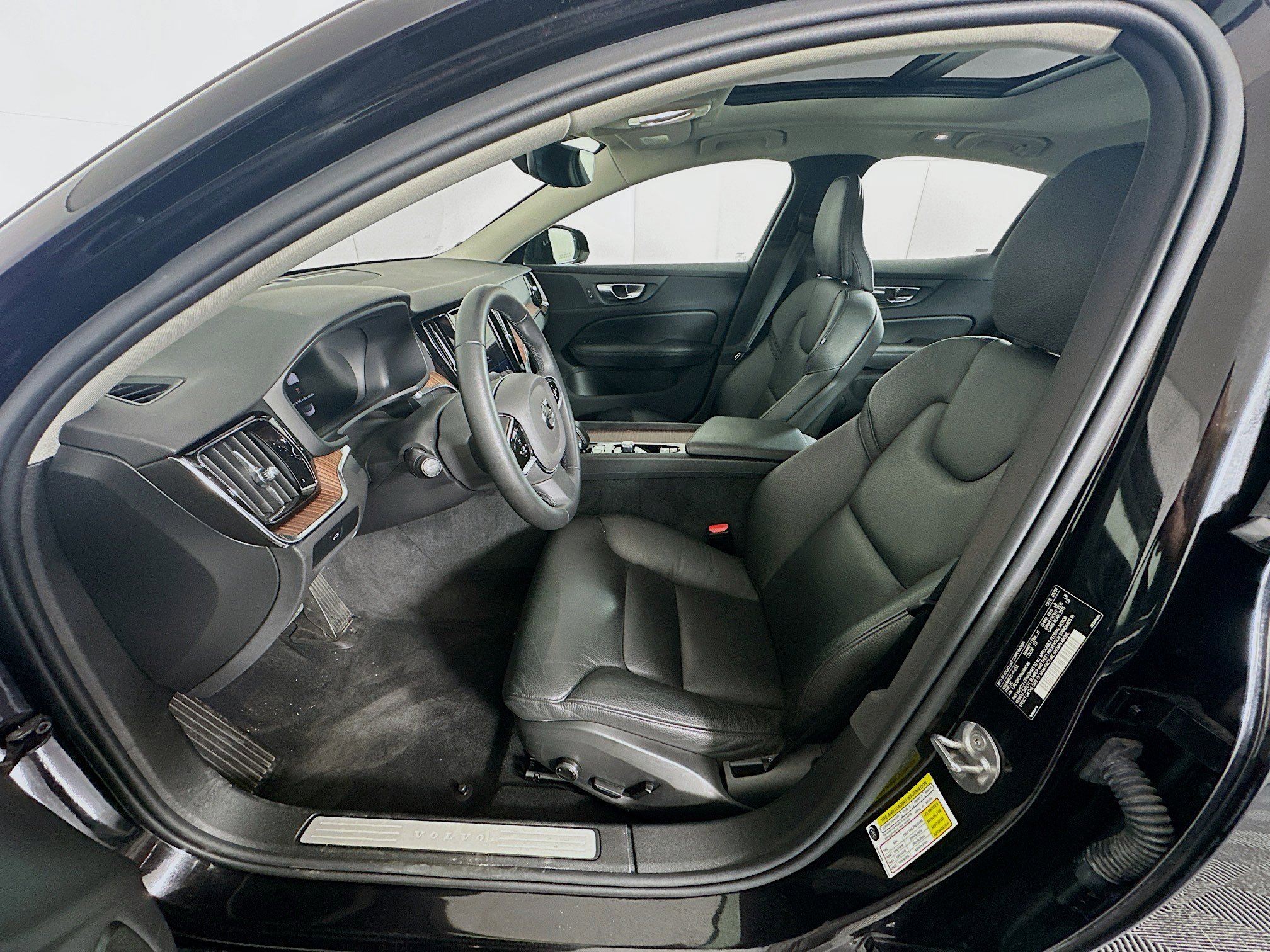 Used 2025 Volvo S60 B5 Plus image 13