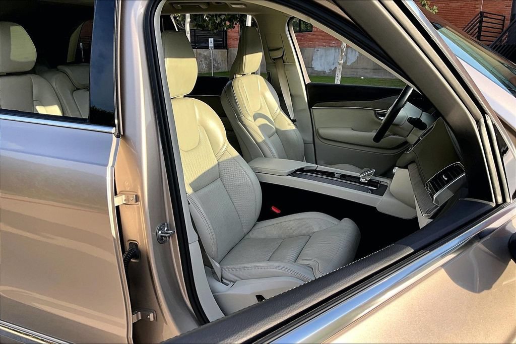 Certified 2023 Volvo XC90 T8 Ultimate AWD/4WD image 10