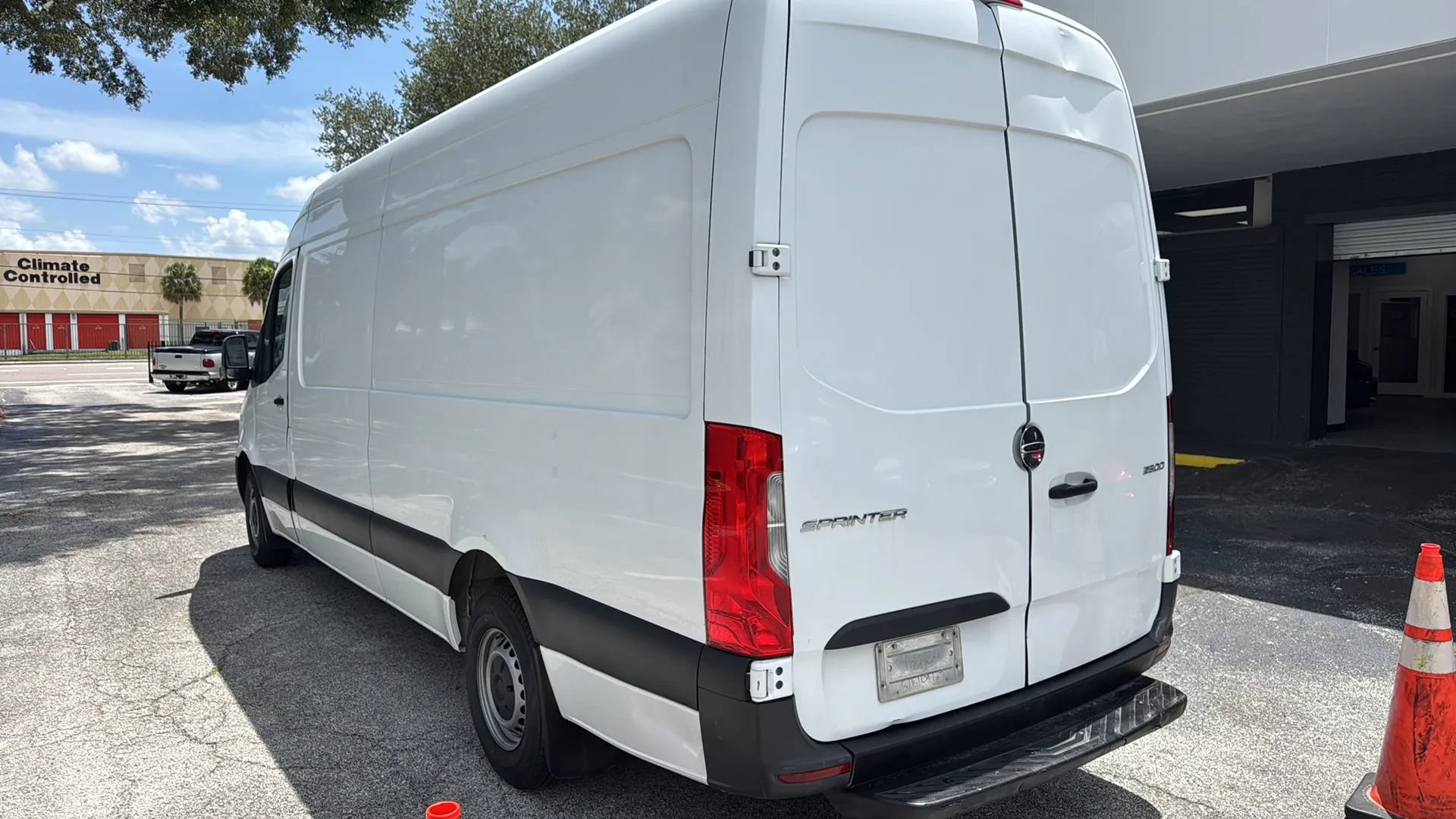 Used 2021 Freightliner Sprinter 2500 RWD image 3