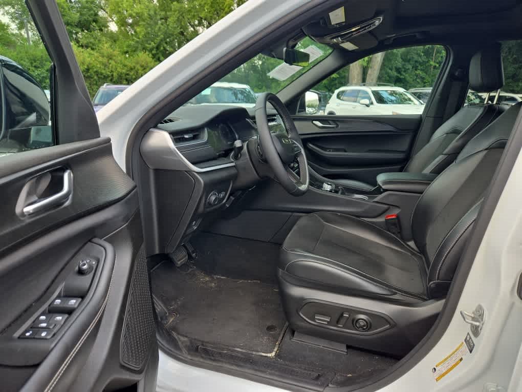 Used 2025 Jeep Grand Cherokee L Altitude AWD/4WD image 11
