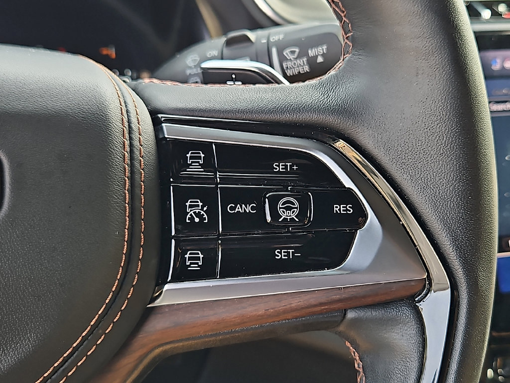 Used 2023 Jeep Grand Cherokee Summit w/ Luxury Tech Group V AWD/4WD image 25