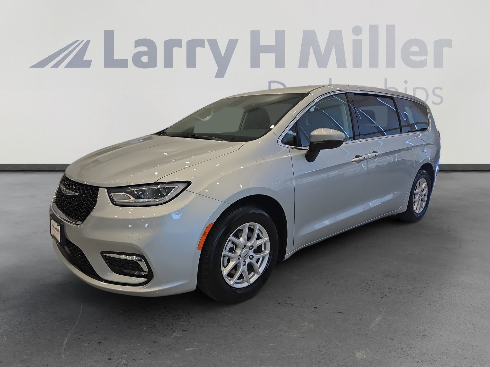 Used 2023 Chrysler Pacifica Touring-L FWD video 1