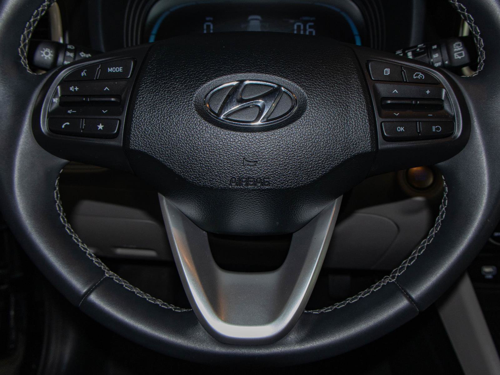 Used 2025 Hyundai Venue SEL image 11