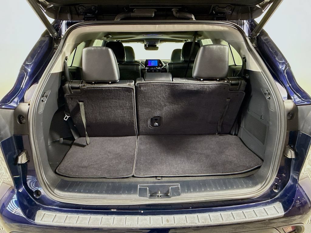 Used 2023 Toyota Highlander XLE FWD image 28