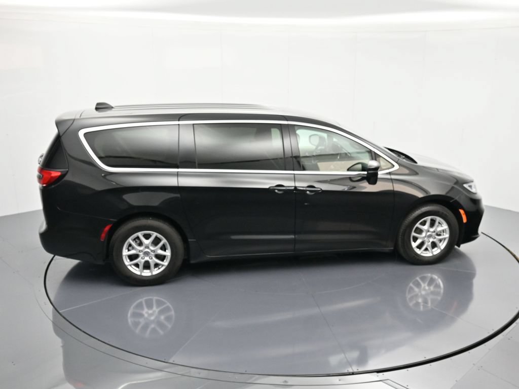 Certified 2023 Chrysler Pacifica Touring-L FWD image 33