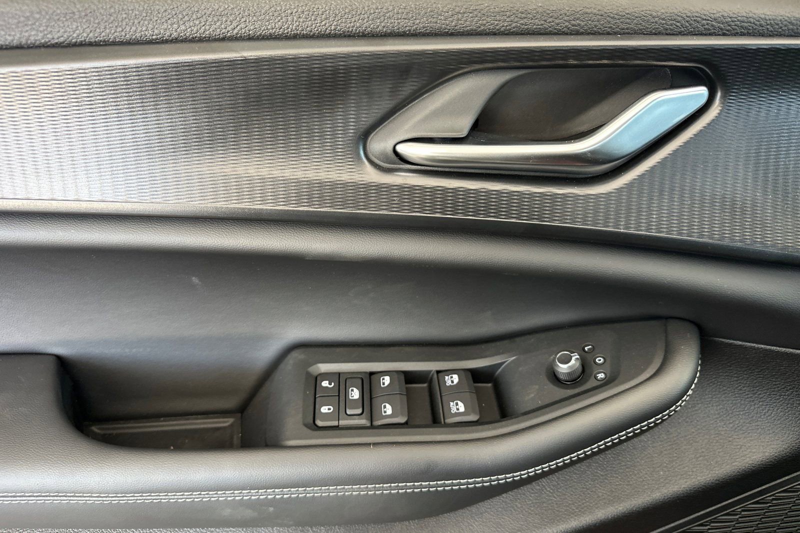 New 2025 Jeep Grand Cherokee Laredo w/ Luxury Tech Group I RWD image 12