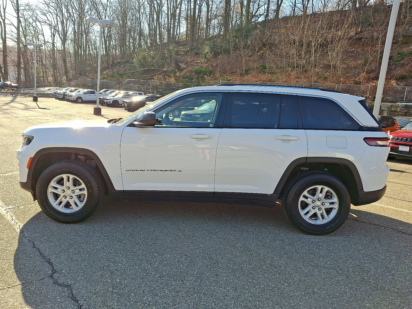 Certified 2023 Jeep Grand Cherokee Laredo image 4