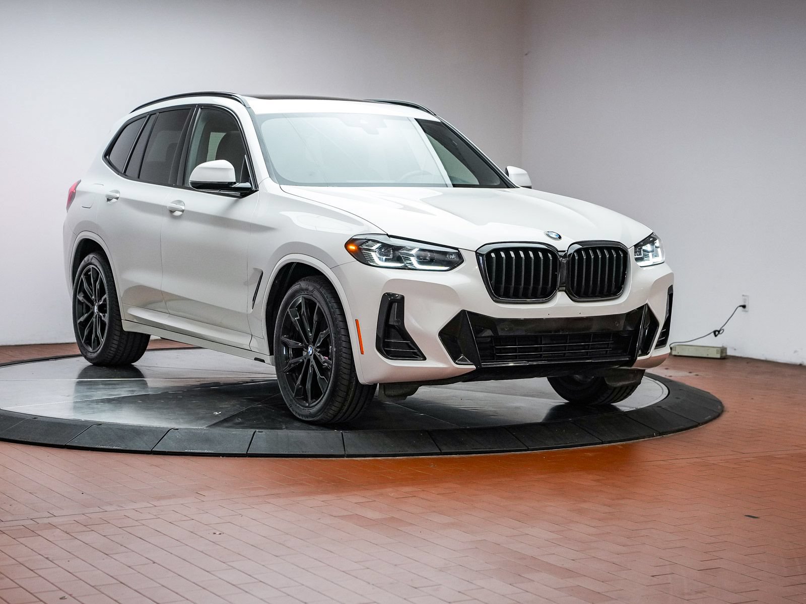 Used 2023 BMW X3 sDrive30i w/ M Sport Package RWD image 3