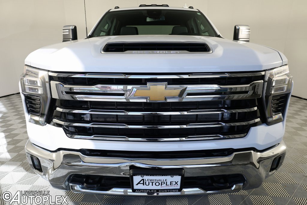 Used 2025 Chevrolet Silverado 3500 LTZ image 2