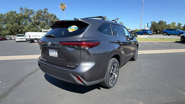 Used 2022 Toyota Highlander XLE AWD/4WD image 4