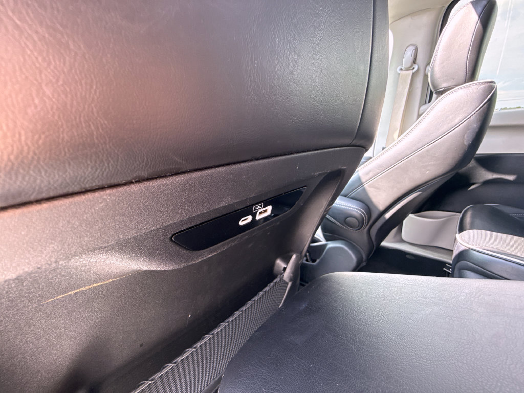 Used 2023 Chrysler Pacifica Limited FWD image 16