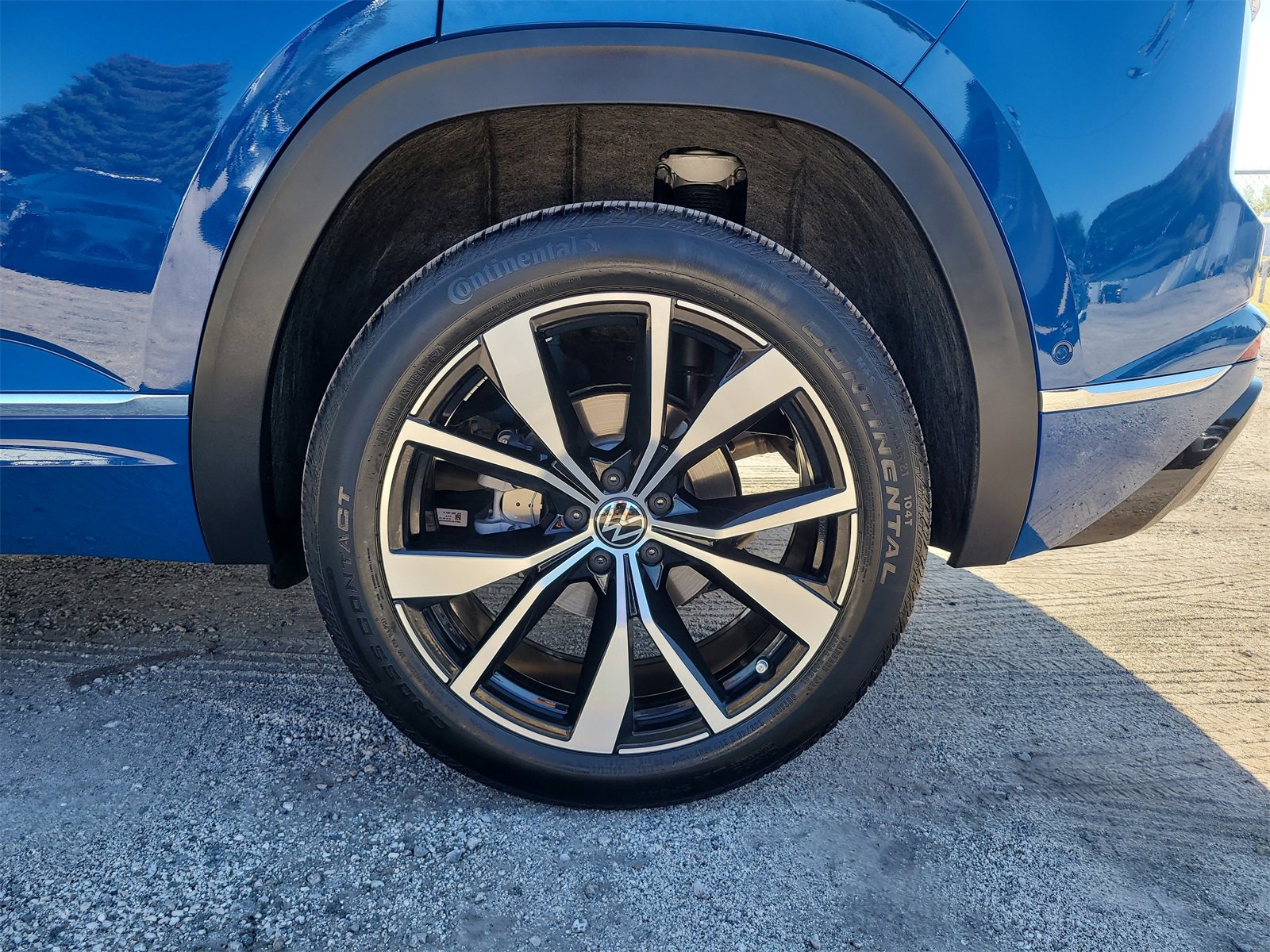 Used 2025 Volkswagen Atlas Cross Sport SEL Premium R-Line image 9