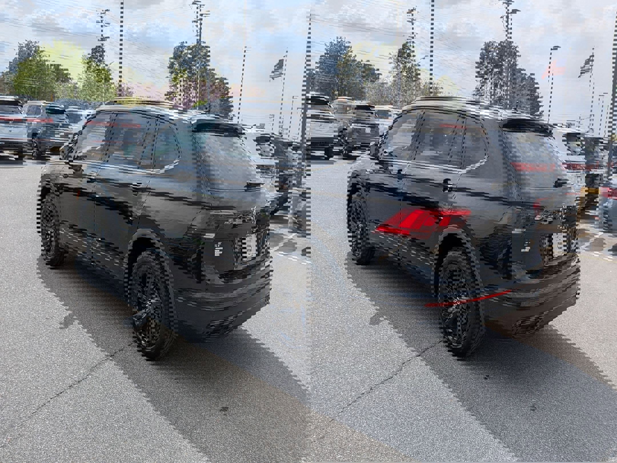 Used 2024 Volkswagen Tiguan SE R-Line image 5