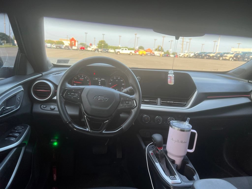 Used 2025 Chevrolet Trax RS FWD image 7