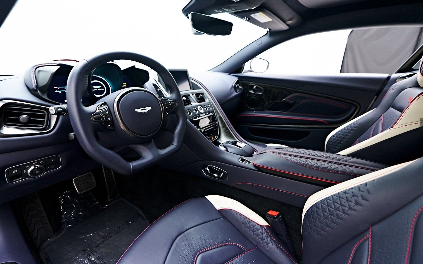 Used 2023 Aston Martin DBS Coupe RWD image 7