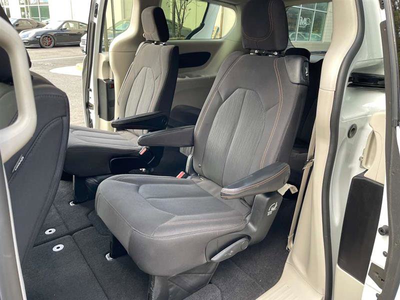 Used 2017 Chrysler Pacifica LX image 60