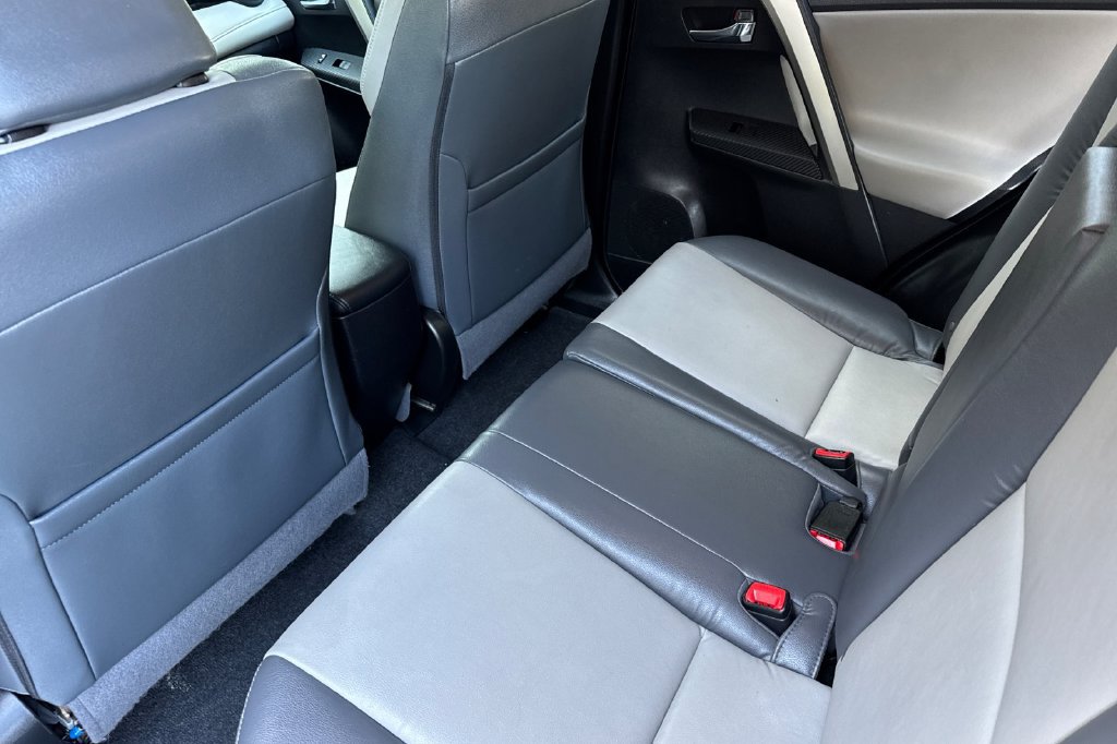 Used 2014 Toyota RAV4 Limited w/ Technology Package FWD image 11
