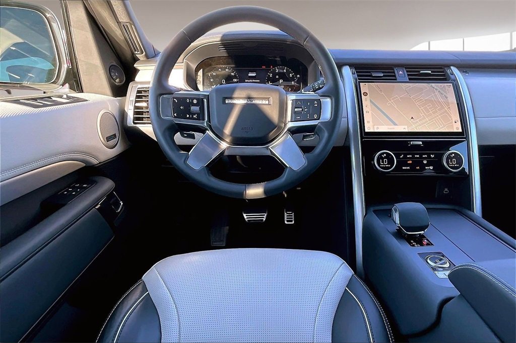 Used 2024 Land Rover Discovery Dynamic SE image 8