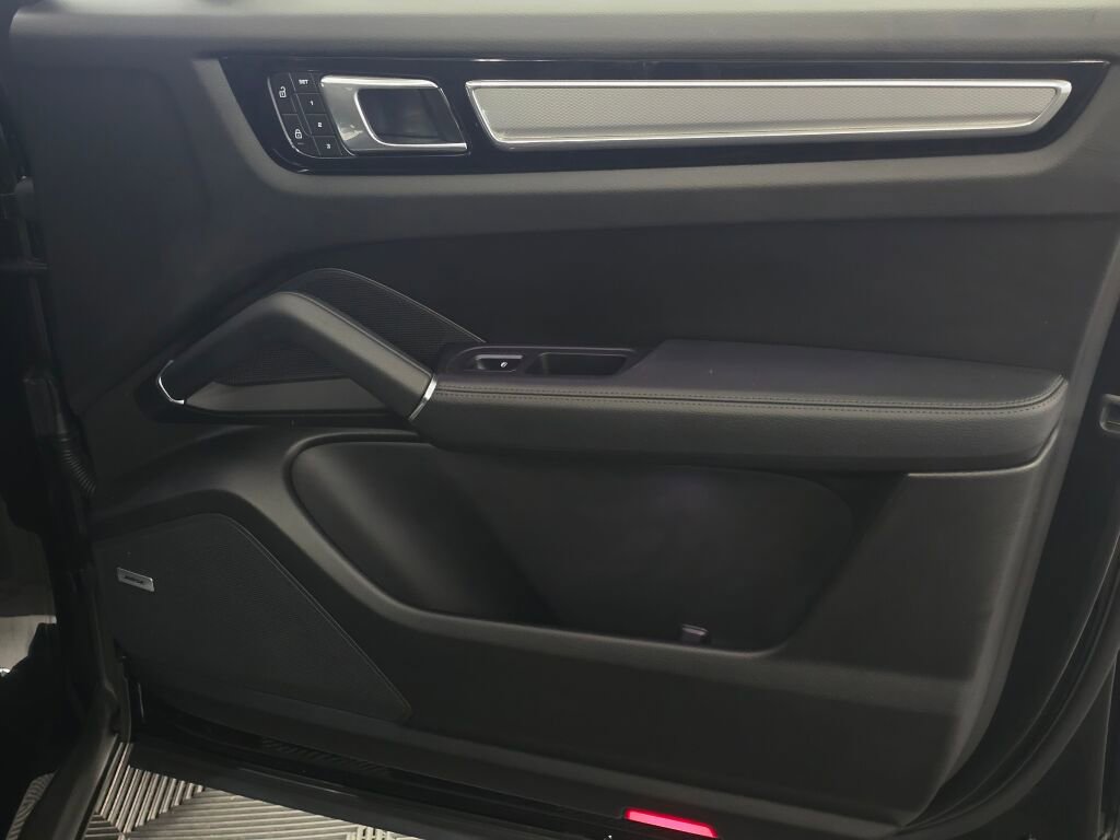 Certified 2023 Porsche Cayenne Platinum Edition AWD/4WD image 26