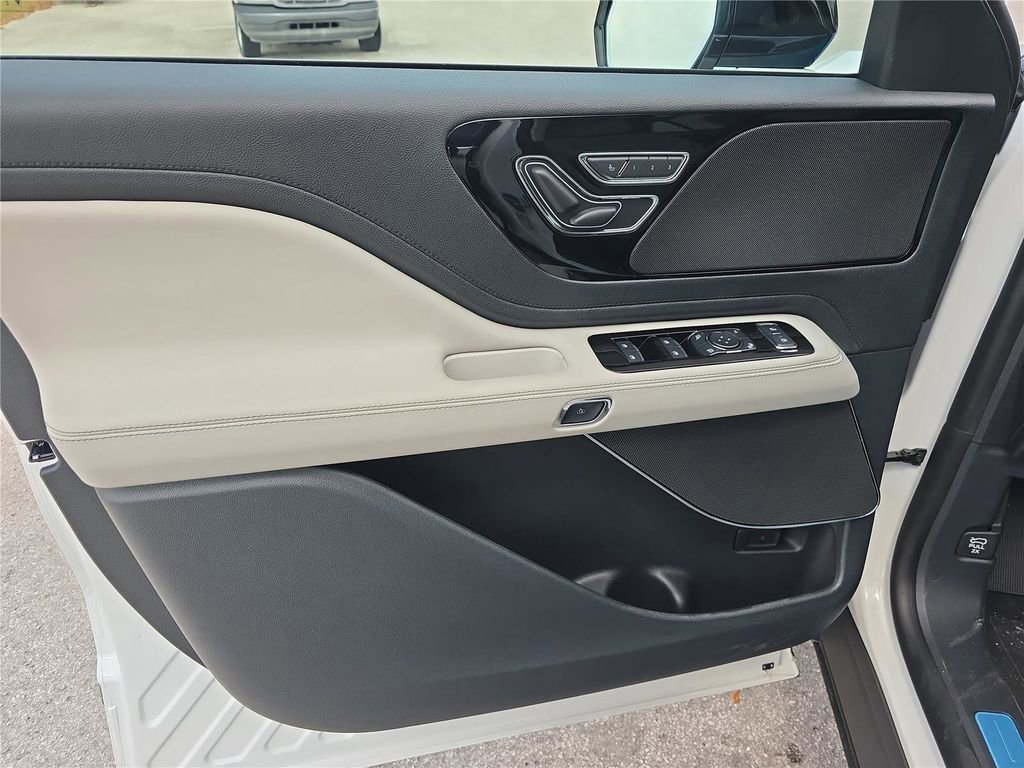 New 2026 Lincoln Aviator 2WD image 14