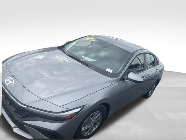 Certified 2025 Hyundai Elantra SE FWD image 12