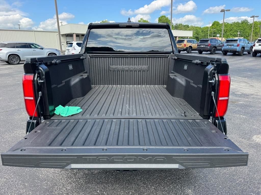 Used 2025 Toyota Tacoma SR5 AWD/4WD image 17